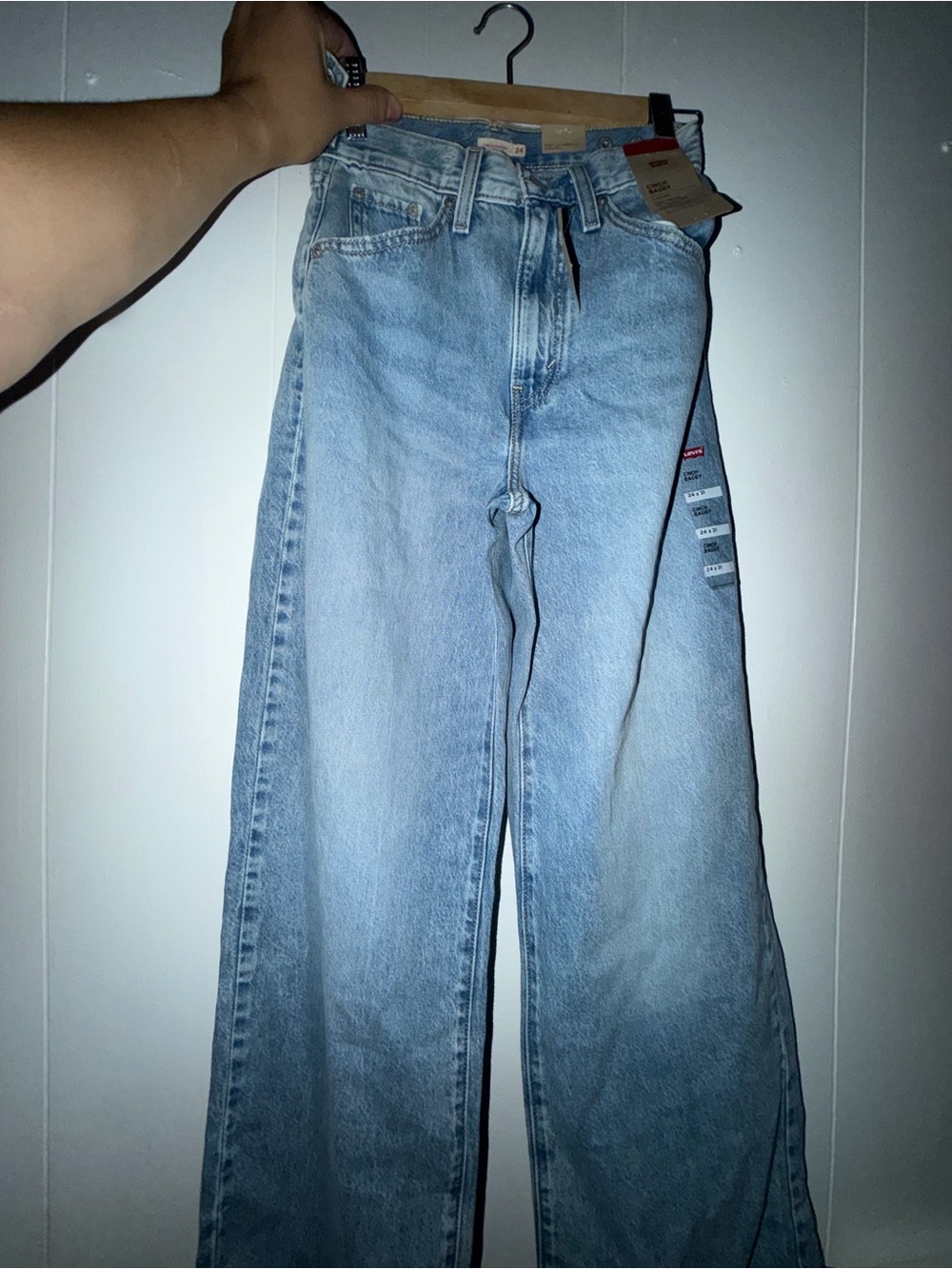 Women Cinch Baggy Levi's Light Blue Jeans 24 x 31 - Picture 4 of 7